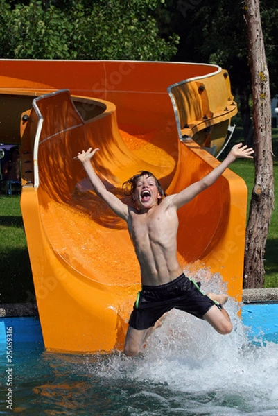 Obraz Junge auf wasserrutschbahn