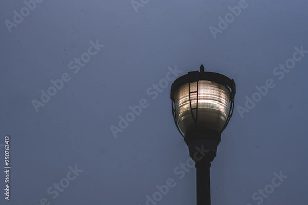 Obraz Dimly Lit Lamppost