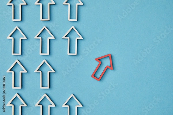 Fototapeta top view of rows vertical white arrows near red pointer on blue background