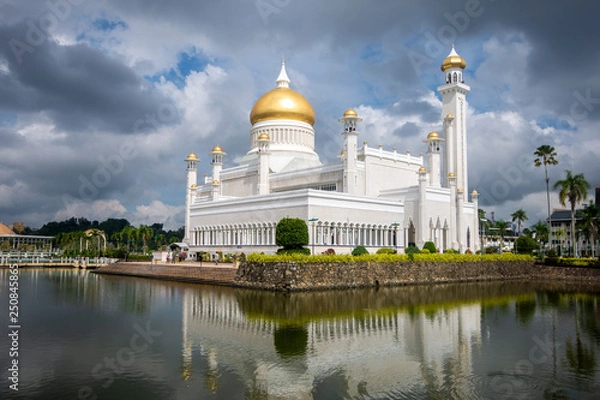 Fototapeta Sultan Omar Ali Saifuddien Mosque in Brunei during cloudy day. Considered as one of the most beautiful mosques in the Asia Pacific.