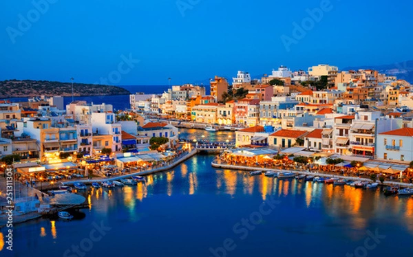 Obraz Panoramę miasta kurortu Agios Nikolaos wieczorem i jezioro Voulismeni na Krecie, Grecja.