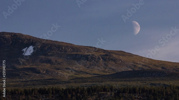 Fototapeta Berg über Mond