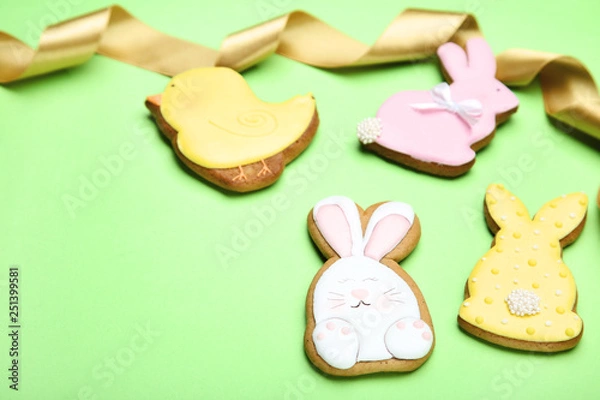 Fototapeta Easter gingerbread cookies with ribbon on green background