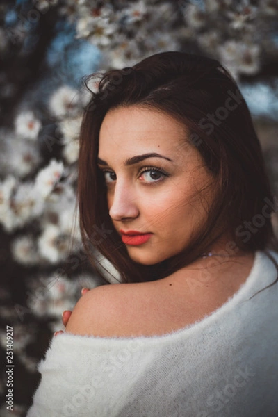 Obraz Belle jeune femme au milieu des amandiers en fleurs