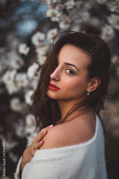 Obraz Belle jeune femme au milieu des amandiers en fleurs