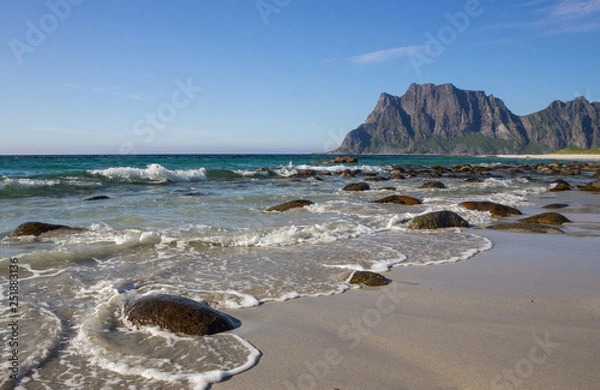 Fototapeta Uttakleiv beach and the mountains in Lofoten islands in Norway