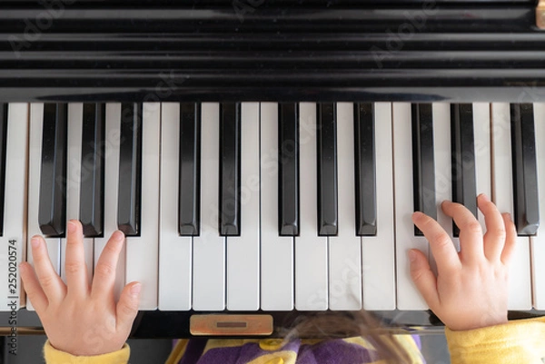 Obraz ピアノを弾く子供の手