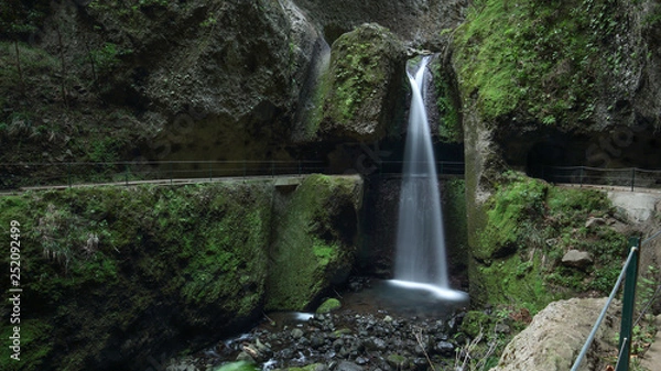 Obraz Wasserfall an einem Wanderweg auf Madeira.