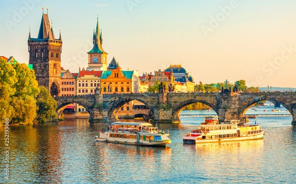 Obraz Most Karola i architektura starego miasta w Pradze, Czechy. Wełtawa. Zabytki Pragi. Stare Miasto w Pradze.