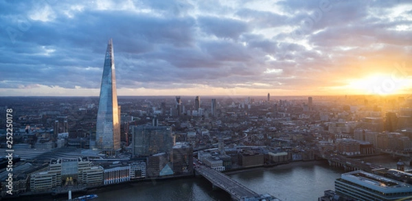 Obraz looking at the London skyline at sunset