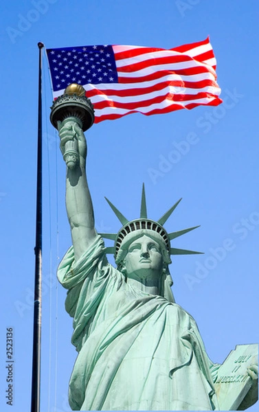 Fototapeta statua wolności przeciw błękitne niebo z flagą