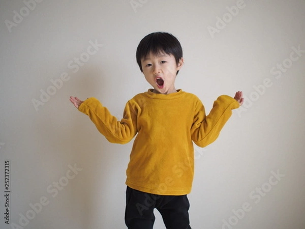 Fototapeta 自己主張する子供