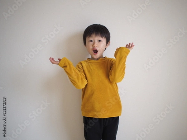 Fototapeta 嬉しい驚きを表現する男の子