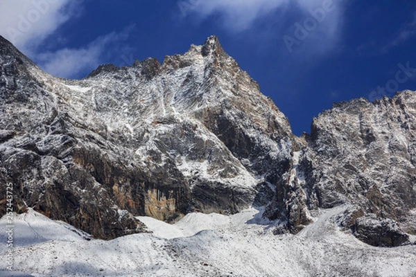 Fototapeta Four Girls Mountain National Park in Sichuan Province, China. ShuangQiao Valley Scenic Area, Snow Capped Jagged Mountains with clouds forming at the summit. Blue Sky, Snow Mountains, Siguniangshan