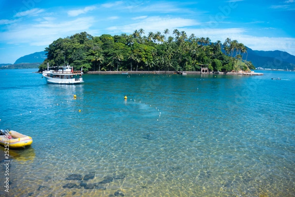 Fototapeta Tropical island in the sea - transparent cristaline water - clean sky