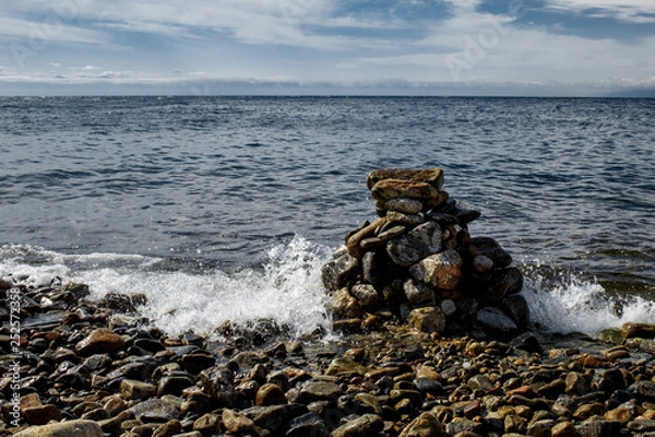 Fototapeta waves and splashes by the sea