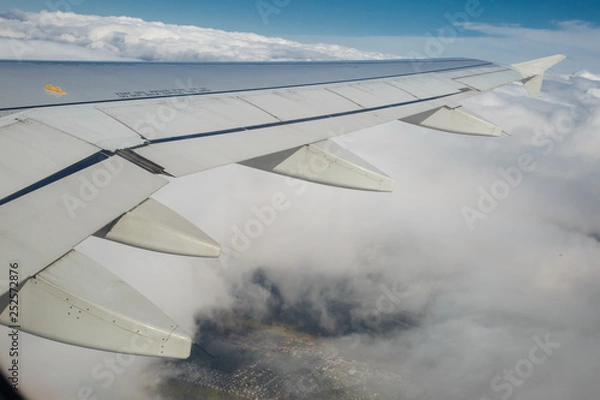 Fototapeta view from under the wing of the plane