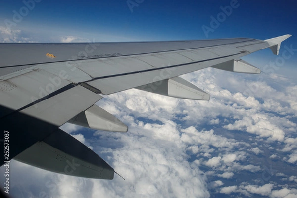 Fototapeta view from under the wing of the plane