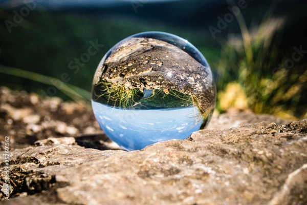 Obraz globe in the mountains