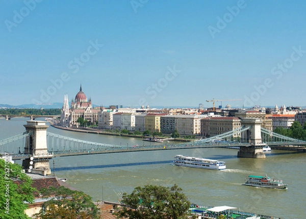 Obraz Budapest, Chain bridge with boats