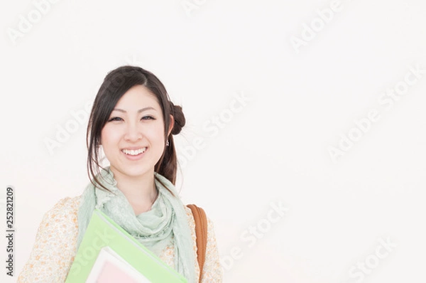 Obraz ファイルを持ち微笑む大学生