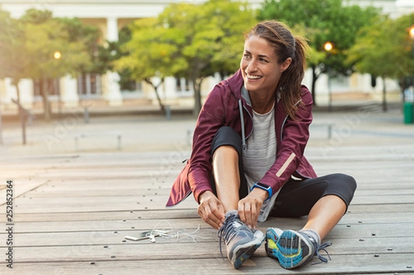Obraz Kobieta nosząca buty sportowe