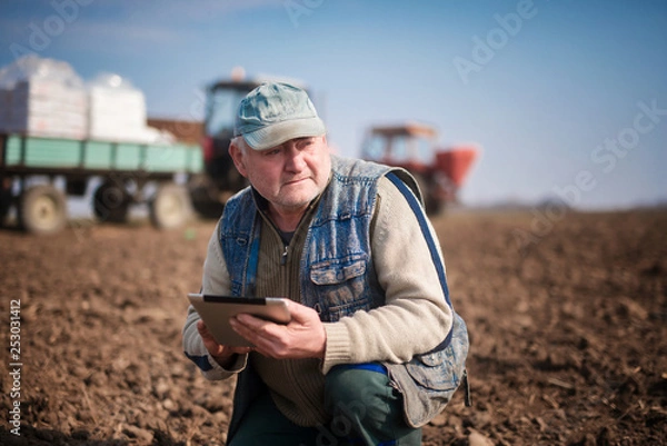 Obraz Framer controls the work in the field over its tablet