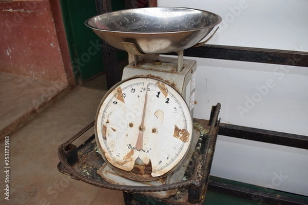 Obraz モザンビークの市場にある秤