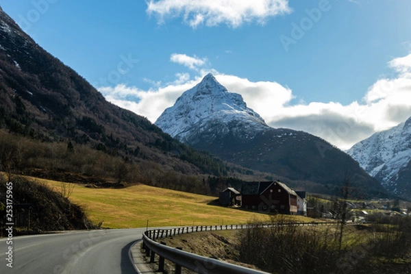 Fototapeta road in mountains