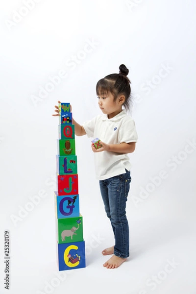 Fototapeta 箱で遊ぶ女の子