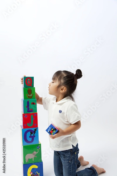 Fototapeta 箱で遊ぶ女の子