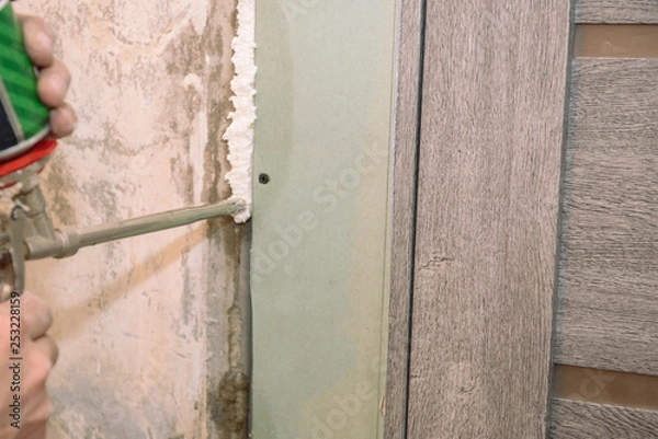 Obraz Construction foam. Foaming the door. Master Foam.