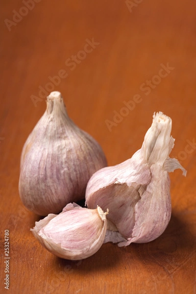 Obraz Garlic on brown table