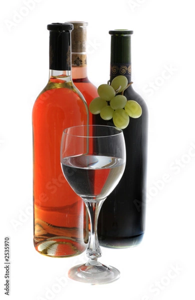 Fototapeta wine glasse with reflection of  wine bottles