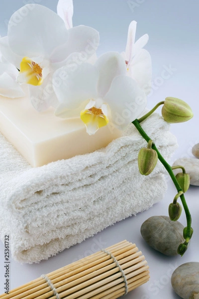 Fototapeta White towels with bamboo rolled mate