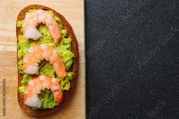 Fototapeta shrimp and guacamole with bread on dark background