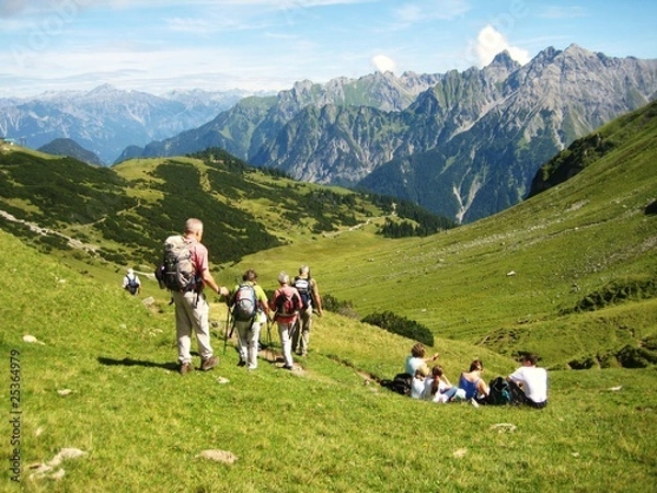 Obraz Senioren beim Bergsteigen