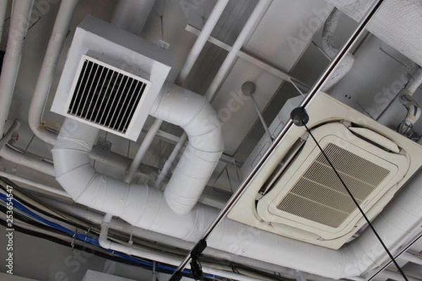 Obraz むき出しの天井ダクト