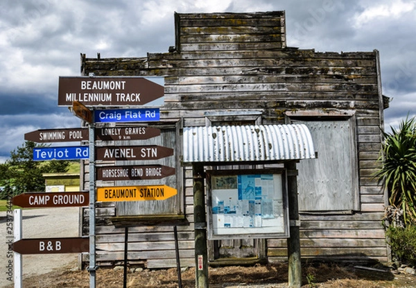 Obraz Haus mit Schildern 