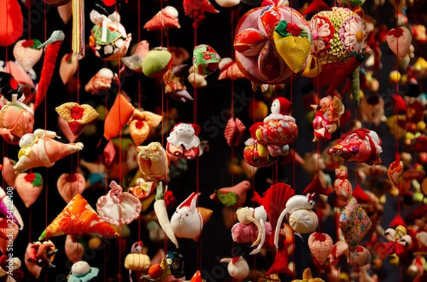 Fototapeta 静岡県賀茂郡東伊豆町稲取の雛のつるし飾りです。きものの端切れで作ったつるし飾りはどれもちっちゃくてかわいいです。心が癒されます。