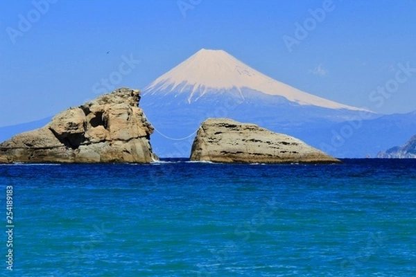 Fototapeta 松崎町　雲見海岸の牛着岩と富士山
