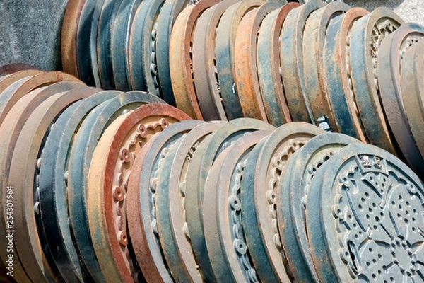 Fototapeta マンホールの蓋の羅列