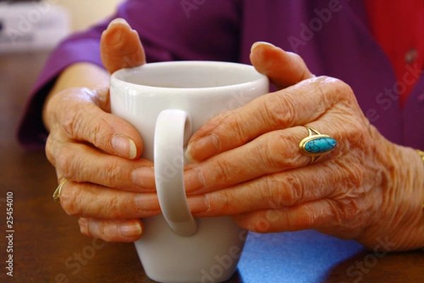 Obraz Alte Hände umfassen eine Tasse