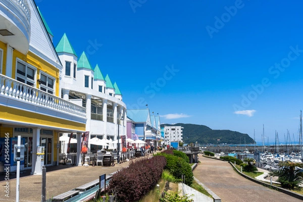 Obraz オシャレな建物が並ぶ伊東マリンタウン