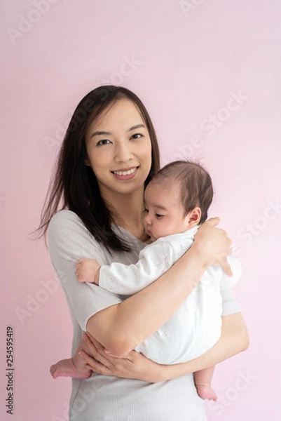 Fototapeta 赤ちゃんを抱く女性