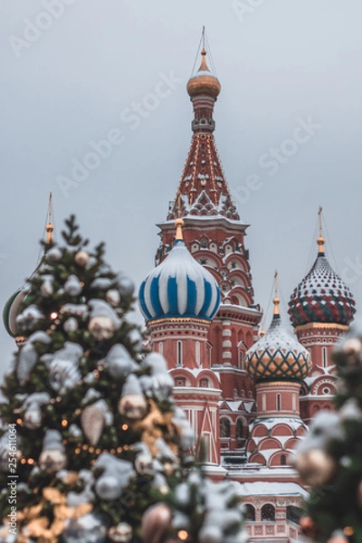 Obraz Blurred christmas trees in Red Square, Moscow. Christmas trees and background of St Basil Cathedral