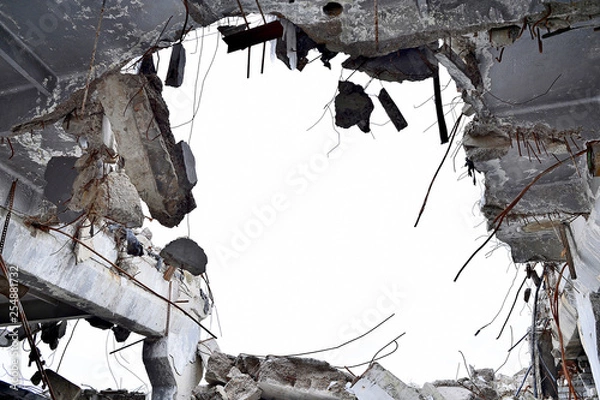 Fototapeta Uderzyłem wielką dziurę w piwnicy dużego zniszczonego betonowego budynku. Widok z dołu, miejsce na tekst