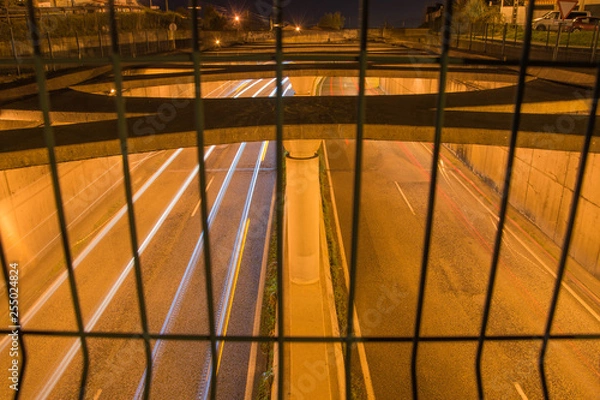 Fototapeta Circulación nocturna en un tunel