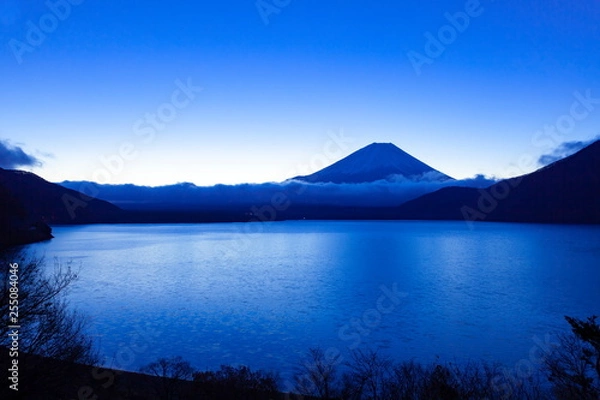 Fototapeta 夜明けの富士山、山梨県本栖湖にて