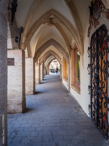 Fototapeta Arkaden in der Altstadt von Wiener Neustadt